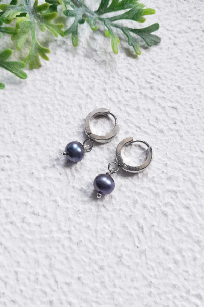 Thick silver hoop earrings with dark gray pearls - P318